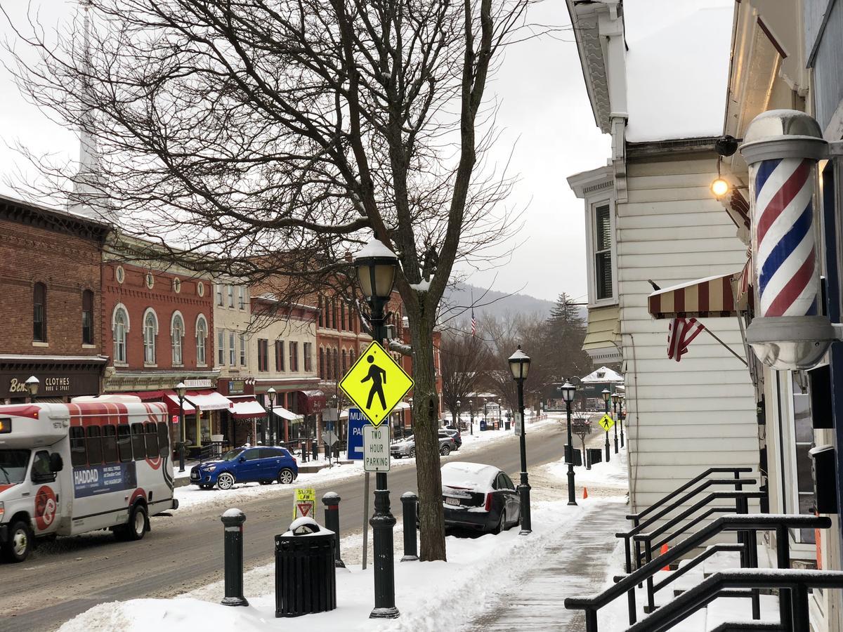 Chambery Inn Lee Exterior photo